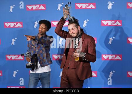 Inglewood, Stati Uniti d'America. 20 agosto 2018. 21 selvaggio (l) e Post-Malone posano con la canzone del premio di anno in sala stampa del 2018 MTV Video Music Awards, VMAs, al Radio City Music Hall di New York City, Stati Uniti d'America, il 20 agosto 2018. | Utilizzo di credito in tutto il mondo: dpa/Alamy Live News Foto Stock