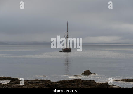 Mousehole, Cornwall, Regno Unito. 21 Ago, 2018. Regno Unito Meteo. Era una nebbiosa per iniziare la giornata a Mousehole, con un lugger e l'incrociatore "Principessa delle Ebridi' ancorata in Mounts Bay Credito: Simon Maycock/Alamy Live News Foto Stock