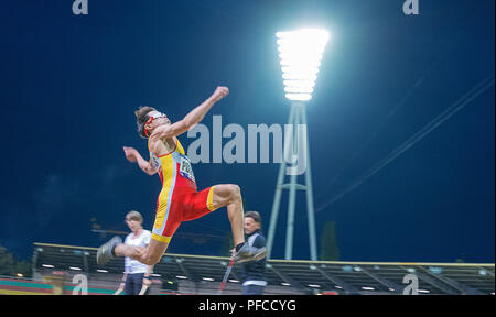 20 agosto 2018, Germania, Berlino, Sport Disabili, Campionati Europei di atleti a Jahn-Sportpark, salto in lungo, uomini, T11: Il cieco spagnolo Xavier Porras in azione. Foto: Jens Büttner/dpa-Zentralbild/dpa Foto Stock