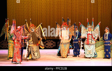 Shijiazhuang cinese nella provincia di Hebei. 20 agosto 2018. Gli artisti interpreti o esecutori di eseguire l'Opera di Pechino in un teatro in Shijiazhuang, a nord della Cina di nella provincia di Hebei, 20 Agosto, 2018. Credito: Chen Qibao/Xinhua/Alamy Live News Foto Stock