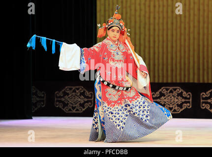 Shijiazhuang cinese nella provincia di Hebei. 20 agosto 2018. Un esecutore esegue l'Opera di Pechino in un teatro in Shijiazhuang, a nord della Cina di nella provincia di Hebei, 20 Agosto, 2018. Credito: Chen Qibao/Xinhua/Alamy Live News Foto Stock