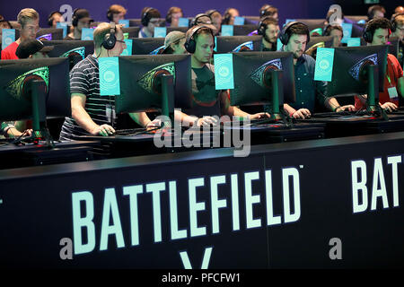 Colonia, Germania. 21 Ago, 2018. I visitatori di Gamescom giocare presso lo stand di Electronic Arts 'campo di battaglia". Per la decima volta il computer Spielemesse avviene a Colonia. Credito: Oliver Berg/dpa/Alamy Live News Foto Stock