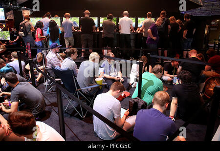 Colonia, Germania. 21 Ago, 2018. I visitatori di Gamescom sono in attesa nella parte anteriore di un cavalletto. Per la decima volta il computer Spielemesse avviene a Colonia. Credito: Oliver Berg/dpa/Alamy Live News Foto Stock