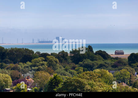 Winchelsea, East Sussex, Regno Unito. 21 Ago, 2018. Regno Unito: Meteo vista dall'antica città di Winchelsea che siede sulla cima di una collina con vista sul mare. In lontananza aggettante è Dungeness centrale nucleare. © Paul Lawrenson 2018, Photo credit: Paolo Lawrenson / Alamy Live News Foto Stock