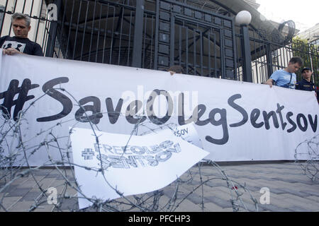 Kiev, Ucraina. 21 Ago, 2018. Gli attivisti ucraini tenere cartelloni durante un rally con la domanda per il rilascio ucraino film direttore Oleg Sentsov, davanti all'Ambasciata della Russia di Kiev, in Ucraina, il 21 agosto 2018. Il 42-anno-vecchio Cremlino avversario condannato l'accusa di terrorismo è in sciopero della fame nel lontano nord del carcere uno hundreed giorni, chiedendo la liberazione di tutti gli ucraini di prigionieri politici. Credito: Serg Glovny/ZUMA filo/Alamy Live News Foto Stock