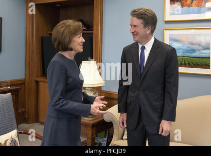 Washington, Distretto di Columbia, Stati Uniti d'America. 21 Ago, 2018. Stati Uniti il senatore Susan Collins (Repubblicano del Maine), sinistra, incontra il giudice Brett M. Kavanaugh, a destra il presidente statunitense Trump il candidato designato a sostituire la giustizia Anthony Kennedy su alla Corte suprema degli Stati Uniti, per il suo ufficio al Campidoglio di Washington DC Martedì, Agosto 21, 2018 Credit: Ron Sachs/CNP/ZUMA filo/Alamy Live News Foto Stock