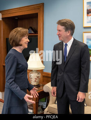 Washington DC, Stati Uniti d'America. 21 Agosto, 2018. Stati Uniti il senatore Susan Collins (Repubblicano del Maine), sinistra, incontra il giudice Brett M. Kavanaugh, a destra il presidente statunitense Trump il candidato designato a sostituire la giustizia Anthony Kennedy su alla Corte suprema degli Stati Uniti, per il suo ufficio al Campidoglio di Washington DC Martedì, Agosto 21, 2018. Credito: Ron Sachs/CNP /MediaPunch Credito: MediaPunch Inc/Alamy Live News Foto Stock