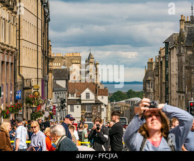 Edinburgh Fringe, Edimburgo, Scozia, Regno Unito. Il 21 agosto 2018. Frequentatori della frangia e musicisti del festival affollano la Vergine denaro sponsorizzato street sede sul Royal Mile nell ultima settimana del Fringe Festival Foto Stock