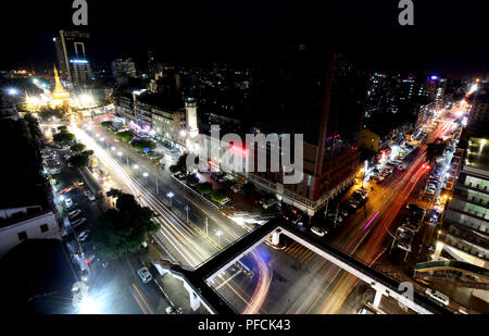 (180821) -- YANGON, Agosto 21, 2018 (Xinhua) -- Foto scattata il 21 agosto 2018 mostra una scena notturna nel centro di Yangon, Myanmar. (Xinhua/U Aung) (DTF)