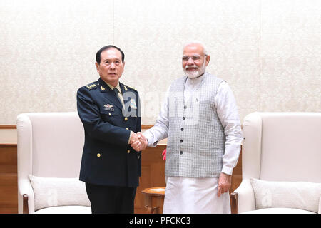 New Delhi. Il 22 agosto, 2018. Primo Ministro indiano Narendra Modi (R) scuote le mani con la visita cinese consigliere di Stato e ministro della Difesa Wei Fenghe il 21 agosto 2018 a New Delhi, in India. Cina e India si sono impegnati il martedì per rafforzare ulteriormente i legami tra i due paesi e le loro forze armate. Credito: Xinhua/Alamy Live News Foto Stock