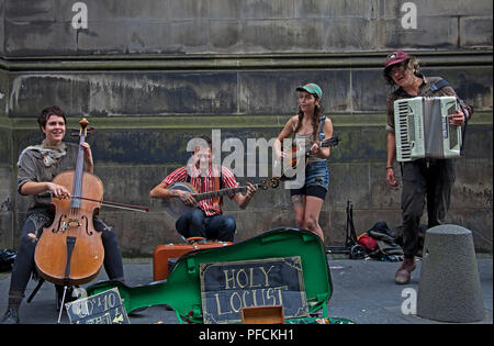 Edimburgo, Scozia, agosto 2018, Edinburgh Fringe musicisti in nicchie, Royal Mile. "Santo Locust' Foto Stock