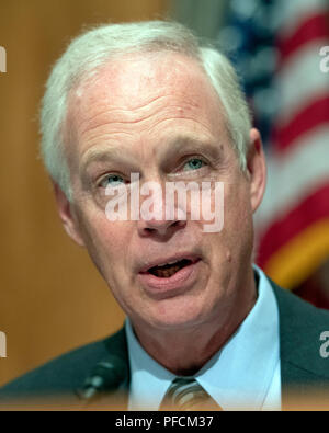 Washington, Stati Uniti d'America. 21 Ago, 2018. Stati Uniti il senatore Ron Johnson, Presidente, noi Comitato del Senato sulla Homeland Security & gli affari governativi, fa una dichiarazione di apertura prima di ascoltare la testimonianza su 'esaminando i sistemi CMS gli sforzi per combattere la frode di Medicaid e pagamenti in eccesso' sul Campidoglio di Washington, DC Martedì, Agosto 21, 2018. Credito: Ron Sachs/CNP | Utilizzo di credito in tutto il mondo: dpa/Alamy Live News Foto Stock