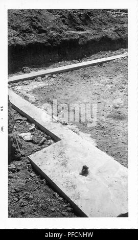 Fotografia in bianco e nero, mostrando un sito in costruzione, con un concreto elemento di fondazione, sporcizia e detriti di costruzione, probabilmente fotografato in Ohio, luglio 1956. () Foto Stock