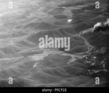 Vista aerea di edifici danneggiati e il fumo in seguito ad un bombardamento di eseguire in Vietnam durante la Guerra del Vietnam da United States Air Force, 1970. () Foto Stock