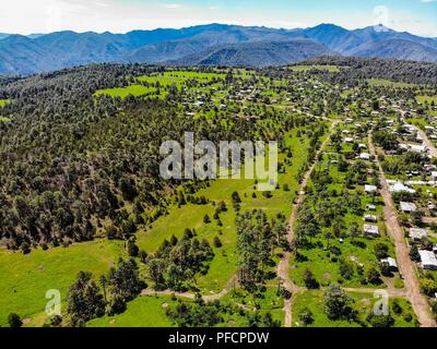 Vista aerea de paisaje rurale, Bosque y pueblo La Mesa Tres Rios en Sonora Messico. Sierra Madre Occidental. Sierra Alta.. Vista aerea del paesaggio rurale, forestale e al villaggio La Mesa Tres Rios in Sonora Messico. Sierra Madre Occidental. High Sierra .. ........... Expedición scoperta Madrense de GreaterGood ORG que recaba datos que sirven como información de referencia para entender mejor las Relaciones biológicas del Archipiélago Madrense y se usan para proteger y conservar las tierras vírgenes de las Islas Serranas Sonorenses. Expedición binacional aye une un colaboradores de México y Foto Stock