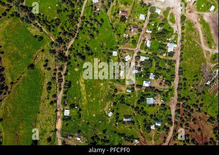 Vista aerea de paisaje rurale, Bosque y pueblo La Mesa Tres Rios en Sonora Messico. Sierra Madre Occidental. Sierra Alta.. Vista aerea del paesaggio rurale, forestale e al villaggio La Mesa Tres Rios in Sonora Messico. Sierra Madre Occidental. High Sierra .. ........... Expedición scoperta Madrense de GreaterGood ORG que recaba datos que sirven como información de referencia para entender mejor las Relaciones biológicas del Archipiélago Madrense y se usan para proteger y conservar las tierras vírgenes de las Islas Serranas Sonorenses. Expedición binacional aye une un colaboradores de México y Foto Stock