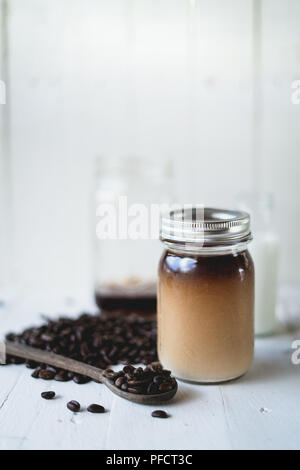 Birra fredda caffè Arabica coffee in una bottiglia di vetro Foto Stock