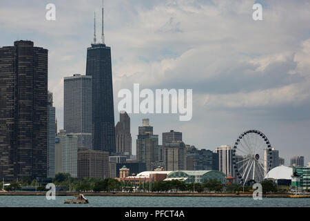 Il Chicago skyline si affaccia il Navy Pier sul Lago Michigan. Foto Stock