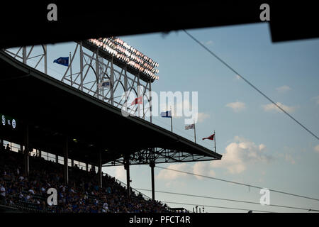 Le luci brillano per una serata di gioco a Wrigley Field a Chicago, Illinois, Casa dei Chicago Cubs major league baseball team. Foto Stock