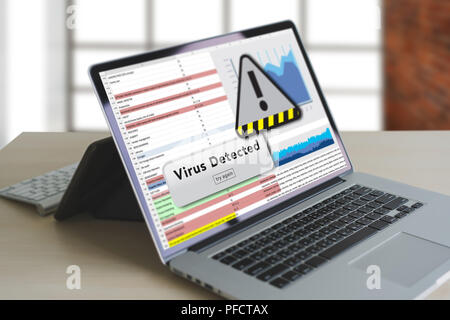 Il pirata informatico il concetto di protezione Uomo al lavoro su laptop Virus rilevato avviso esplorazione digitale Firewall Foto Stock