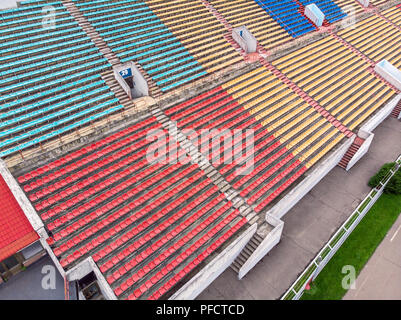 Gradinate del vecchio stadio della città con sedi in fila. la fotografia aerea Foto Stock