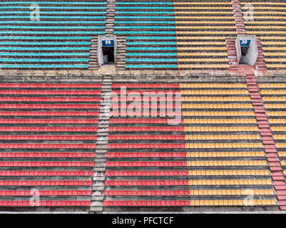 Vuoto in plastica colorate sedie in fila presso lo stadio di calcio. vista aerea Foto Stock