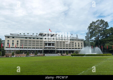 Vista esterna del palazzo di indipendenza (Palazzo della Riunificazione), la città di Ho Chi Minh, Vietnam, progettato da Dinh Thong Nhat Foto Stock