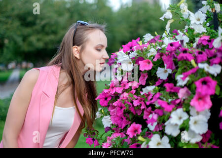 Il profilo laterale della giovane donna fiori profumati Foto Stock