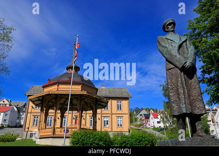 Re Haakon statua & padiglione musicale, Tromso City, Tromsoya Isola, Troms County, Norvegia Foto Stock