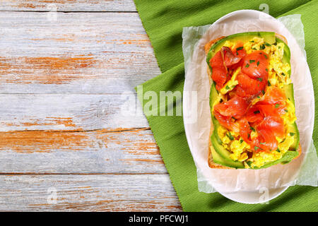 Salmone avocado uova strapazzate ciabatta sandwich Foto Stock