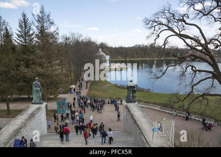 Vista la grande stagno di Catherine Park da Cameron Gallery di Pushkin, San Pietroburgo Foto Stock