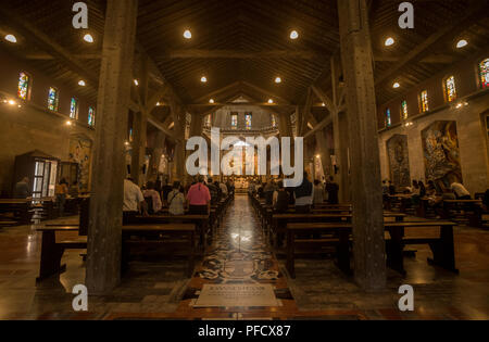 Nazareth, Israele - 6 Maggio 2018 : Congregazione in preghiera nella sala da preghiera presso la chiesa dell'Annunciazione a Nazaret, Israele Foto Stock