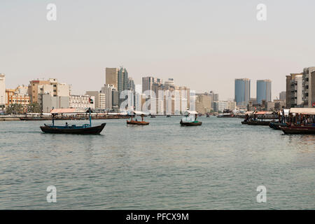 Tradizionali barche abra sul Dubai Creek di Dubai Emirati Arabi Uniti. Le barche di legno sono usati per trasporto di merci e di passeggeri sul Dubai Creek Foto Stock