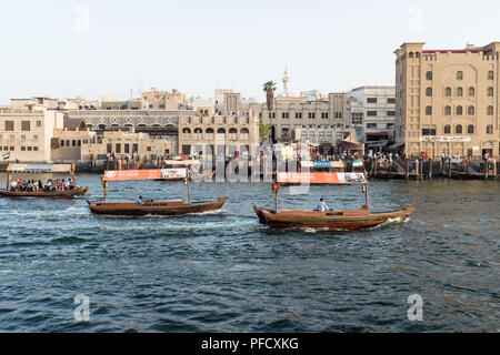 Tradizionale acqua abra barche taxi sul Dubai Creek di Dubai, Emirati Arabi Uniti, con lo storico quartiere di Bur Dubai in background Foto Stock