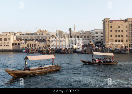 Tradizionale acqua abra barche taxi sul Dubai Creek di Dubai, Emirati Arabi Uniti, con lo storico quartiere di Bur Dubai in background Foto Stock