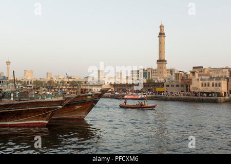 Tradizionale acqua abra taxi sul Torrente di Dubai EMIRATI ARABI UNITI Foto Stock