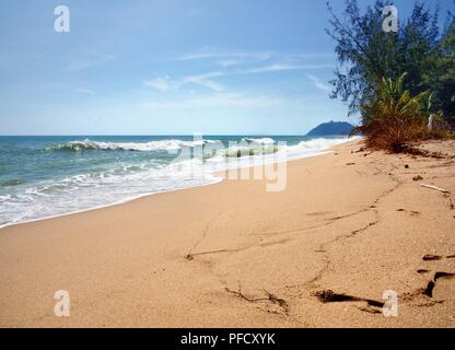 Sabbia color ambra Thang Sai Beach. Perizoma Chai, Bang Saphan distretto, Prachuap Khiri Khan provincia, Thailandia. Foto Stock