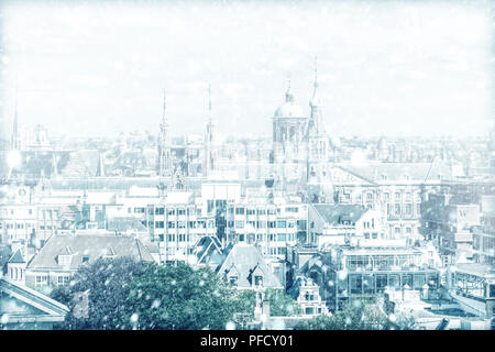 Vista di Amsterdam con un cielo nuvoloso e neve, Paesi Bassi Foto Stock