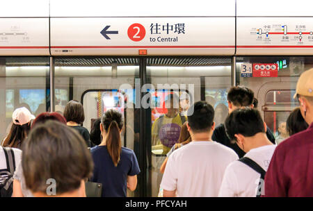 Hong Kong - Luglio 01, 2018: persone in attesa per la MTR per arrivare Foto Stock