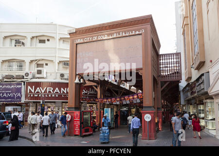 Ingresso al Gold Souk di Deira in Dubai Emirati Arabi Uniti. Il souk tradizionali è uno dei più popolari destinazioni per lo shopping a Dubai. Foto Stock