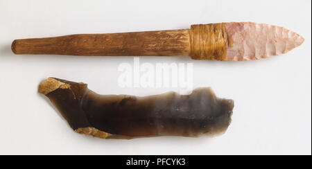 Due pezzi di pietra focaia, uno a forma di pugnale attaccato ad un manico in legno. Foto Stock