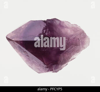 Singolo cristallo di ametista, vicino. Foto Stock