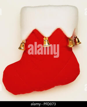 Il bianco e il rosso calza di Natale con oro campane, close up Foto Stock