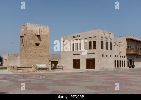 Al Shindagha torre di guardia e il Juthoor Art Center, nella Al Shindagha quartiere storico, Dubai, UAE Foto Stock