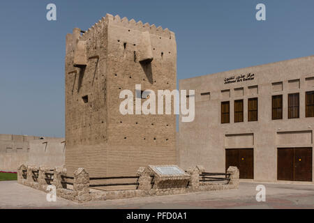 Al Shindagha torre di guardia e il Juthoor Art Center, nella Al Shindagha quartiere storico, Dubai, UAE Foto Stock