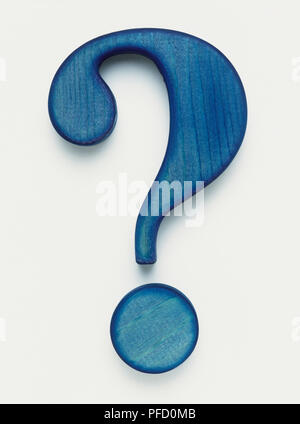 Punto interrogativo di colore blu in legno. Foto Stock