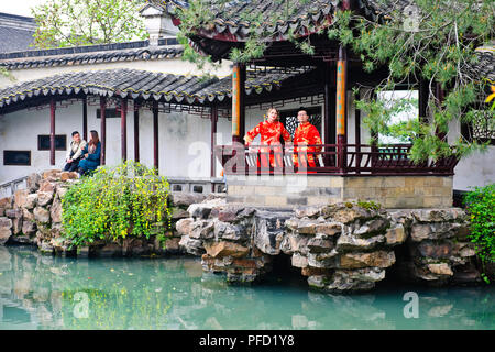 Matrimonio coppie,fotografi di nozze,gli amministratori di umile giardino,,Suzhou,provincia dello Jiangsu,PRc,Repubblica Popolare Cinese,Cina Foto Stock