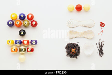 Colorata piscina numerati palle, rosso e bianco palle da biliardo, e gli elementi utilizzati per rendere palla da baseball, compresi due pezzi di cuoio bianco coperchio, fili di legatura, sughero e nucleo di gomma Foto Stock
