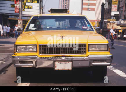 Stati Uniti d'America, New York City, giallo taxi in strada, vista frontale Foto Stock