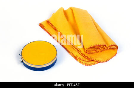 Aprire lo stagno di giallo lucido per mobili e panno per pulizia Foto Stock